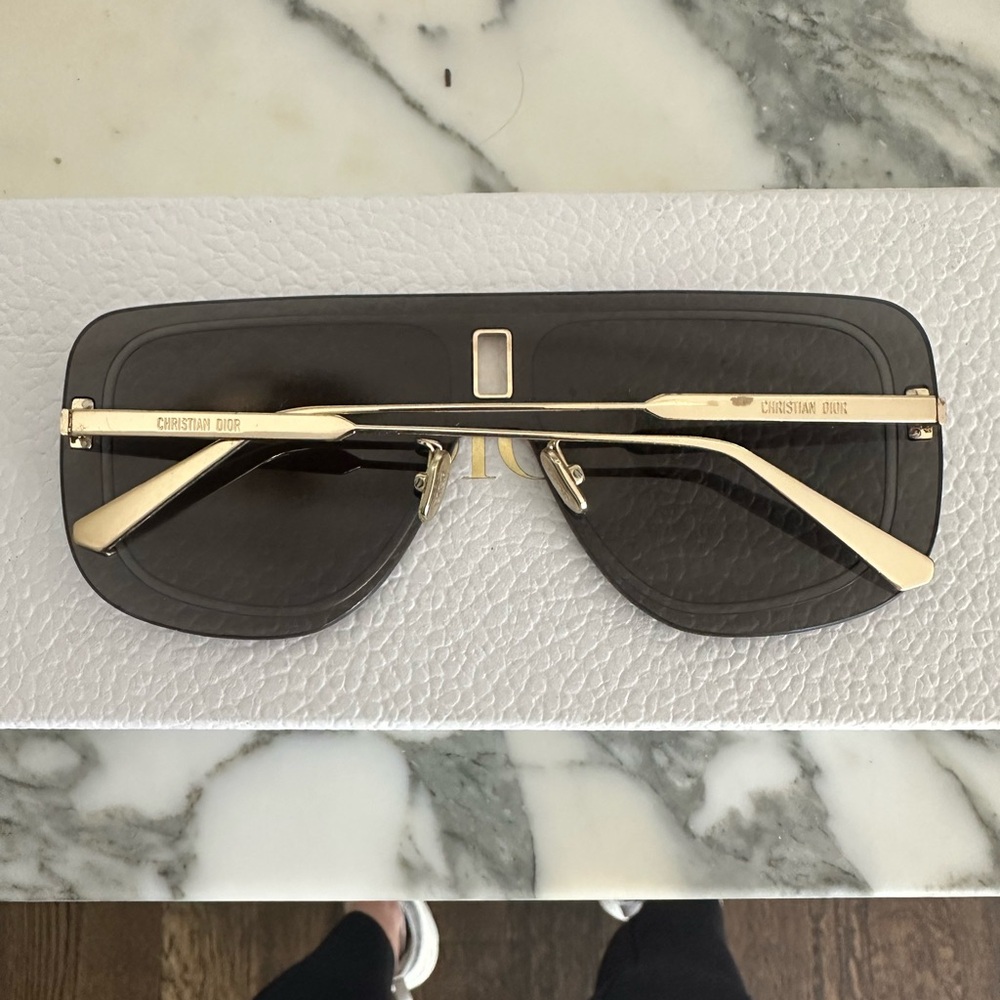 Stylish Black Sunglasses - Picture 5 of 7
